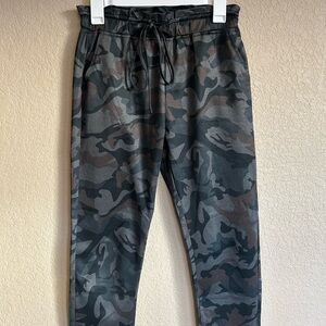 Women’s Camo Stretch Pants Size Medium